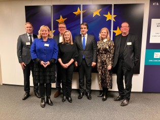 Kuvassa Etelä- ja Länsi-Suomen delegaatio, vasemmalta Mats Brandt (Pohjanmaa), Tuija Telén (Uusimaa), Jyri Arponen (Varsinais-Suomi), Niina Pautola-Mol (Päijät-Häme), Raffaele Fitto, Satu Sikanen (Etelä-Karjala) sekä Matti Lipsanen (Pirkanmaa).